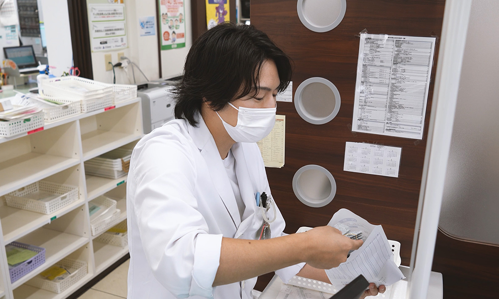 三沢薬剤師薬局　薬袋にお薬を入れる様子