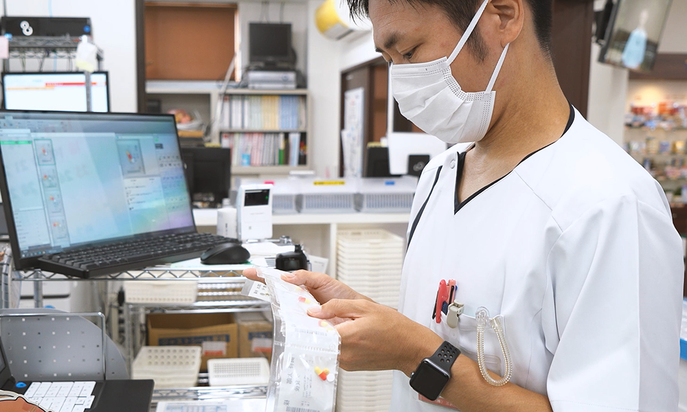 三沢薬剤師薬局　一包化された薬品の鑑査をする様子