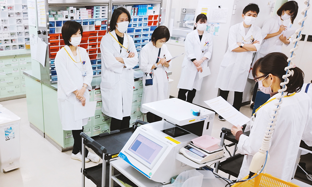 大阪医科薬科大学病院　調剤室での朝礼の様子