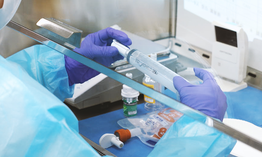 大阪医科薬科大学病院　閉鎖式薬剤移注システム エクアシールドを使用した抗がん剤調製の様子 （化学療法センター）
