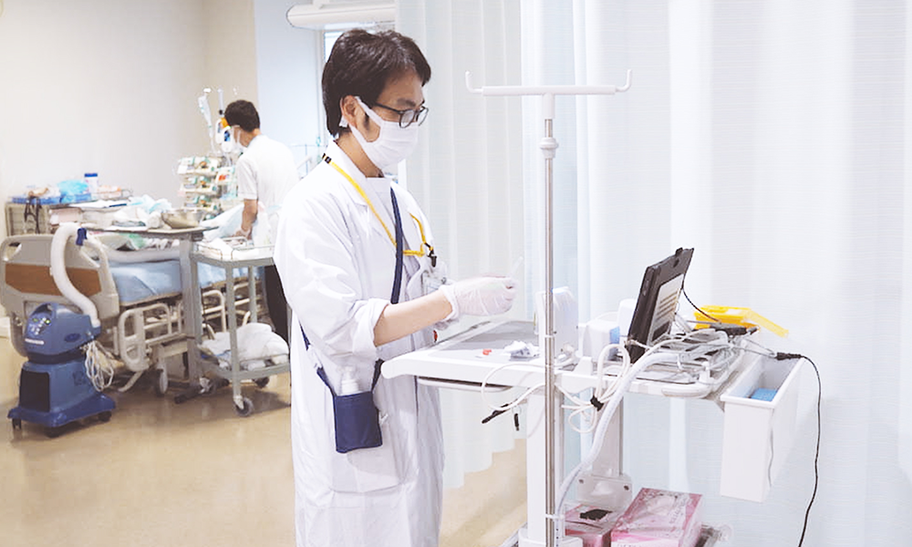 大阪医科薬科大学病院　看護師混注鑑査システムAddDis-Swingを使用した注射薬調製の様子（ICU）（※写真は薬剤師が運用中）