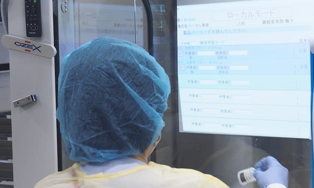 大阪医科薬科大学病院　混注鑑査システムAddDisを使用した注射薬調製の様子（ICU）