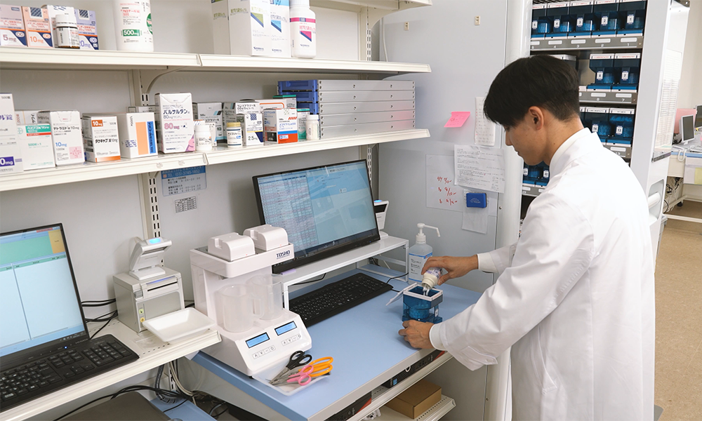 グリーン薬局 須磨在宅支援センター　全自動錠剤分包機 Xana-EUのカセットに錠剤を補充している様子