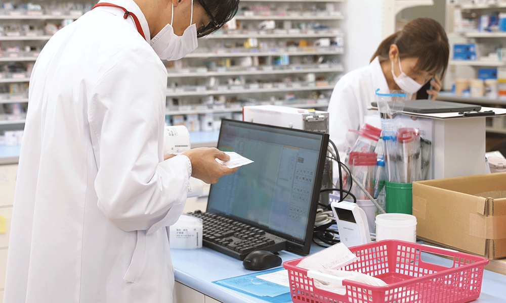 グリーン薬局 須磨在宅支援センター　錠剤一包化鑑査支援システム MDMを使用し鑑査を行う様子