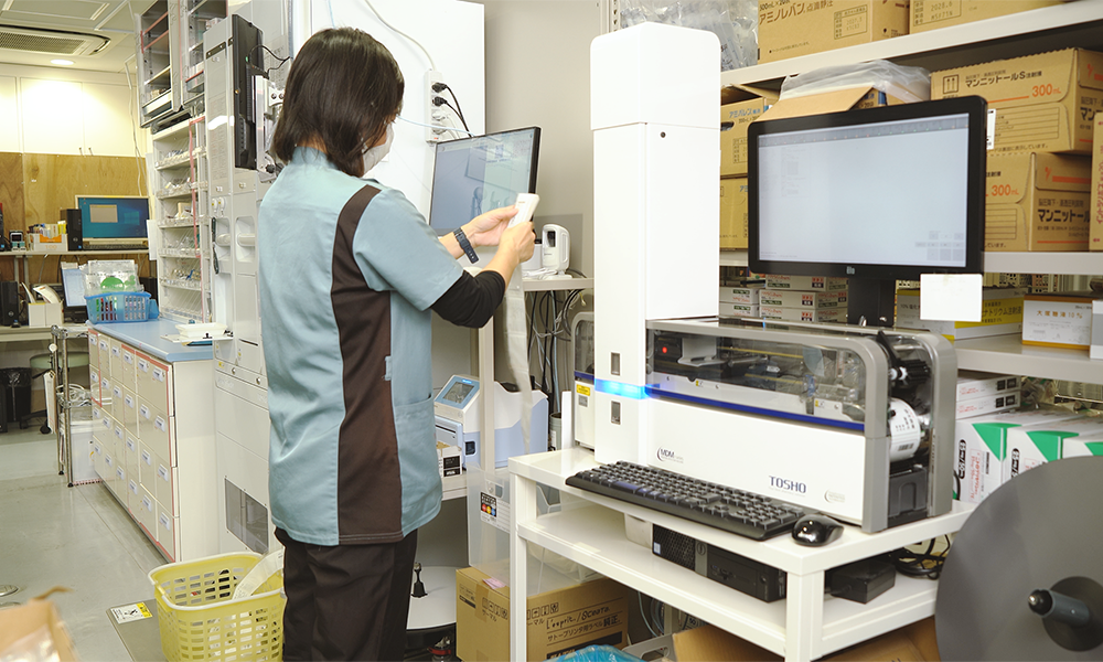 社会医療法人愛仁会 明石医療センター 錠剤一包化鑑査支援システム MDMで鑑査を行う様子