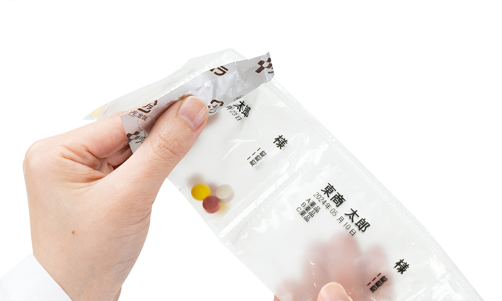 薬包クリッパー AirClip 綴じた薬包を取り外す様子