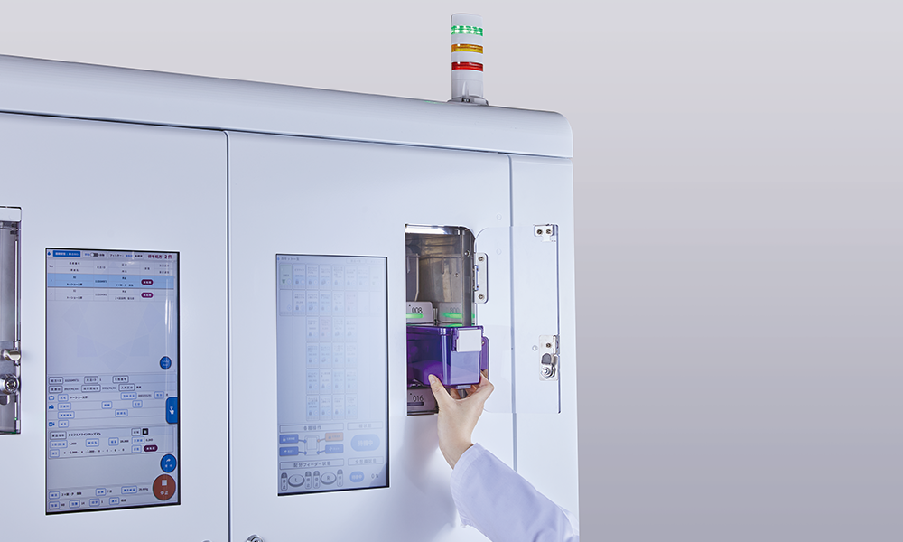 全自動秤量散薬分包機 Di-32 カセット取り出しの様子