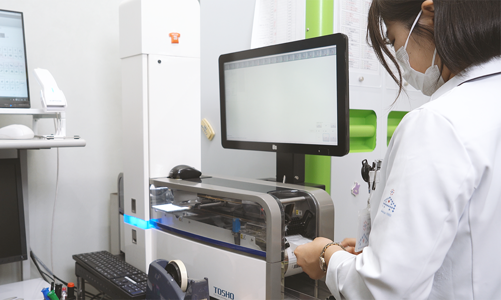 アイケイ薬局 錠剤一包化鑑査支援システム MDMを使用し鑑査を行う様子