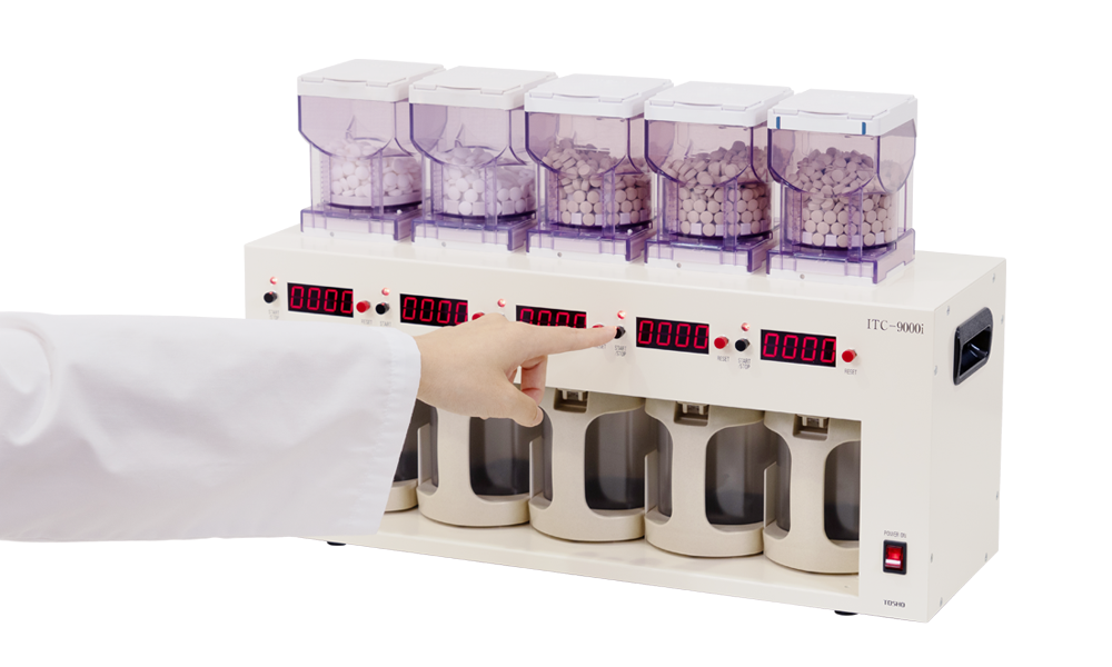 錠剤カウンタ装置 ITC-9000i スイッチを操作する様子
