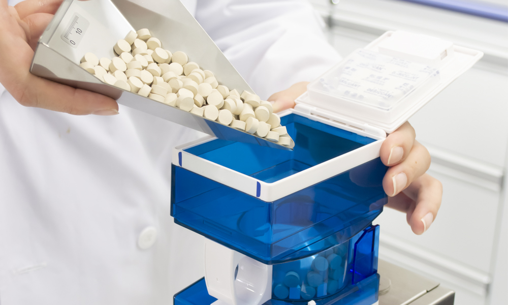 錠剤カウンタ装置 ITC-Solo 薬剤を投入する様子