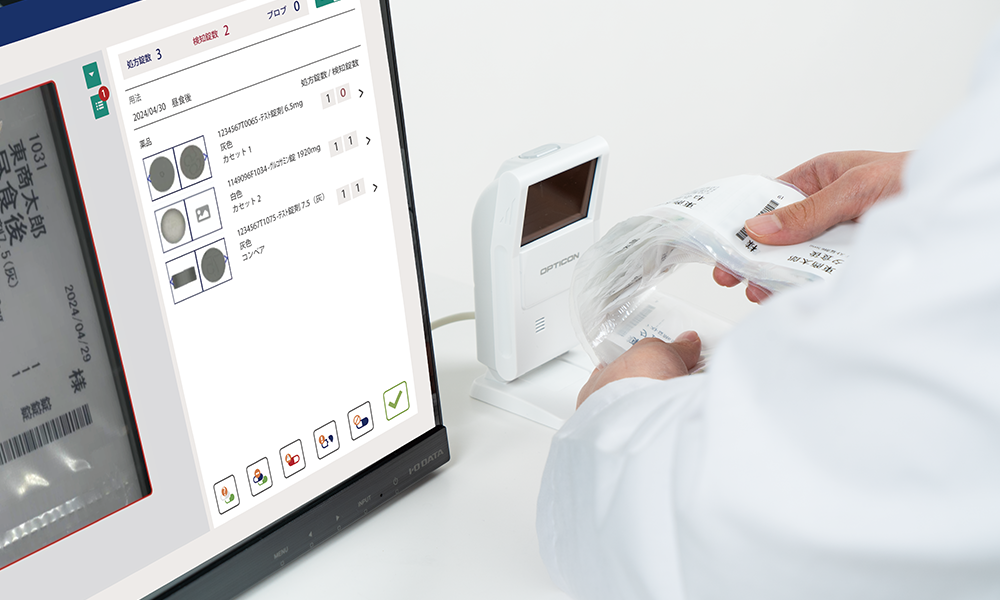 錠剤一包化鑑査支援システム MDM Core 分包品のバーコードをスキャンする様子