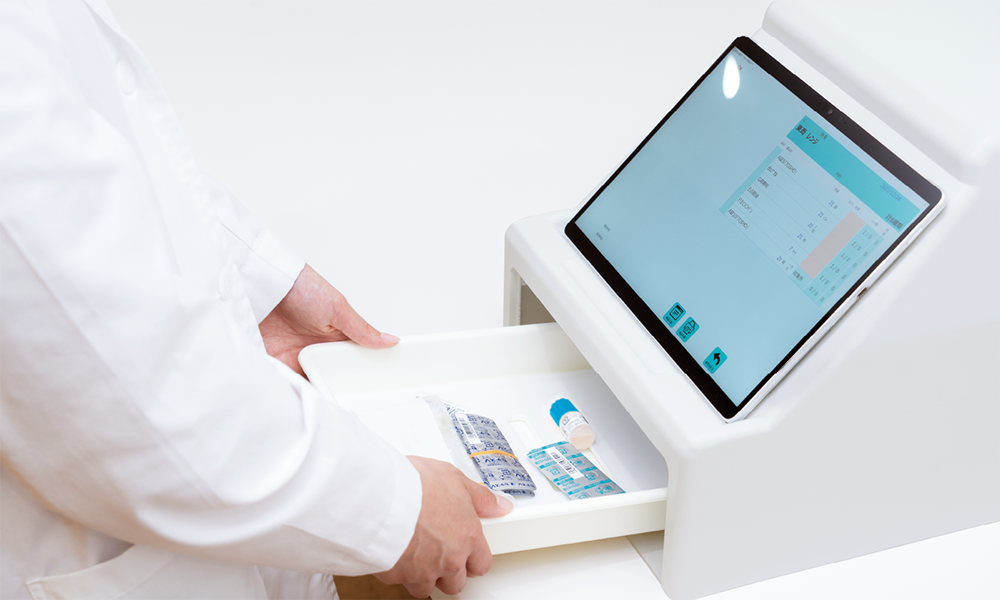 PTP鑑査支援システム PeechR 薬剤をセットする様子