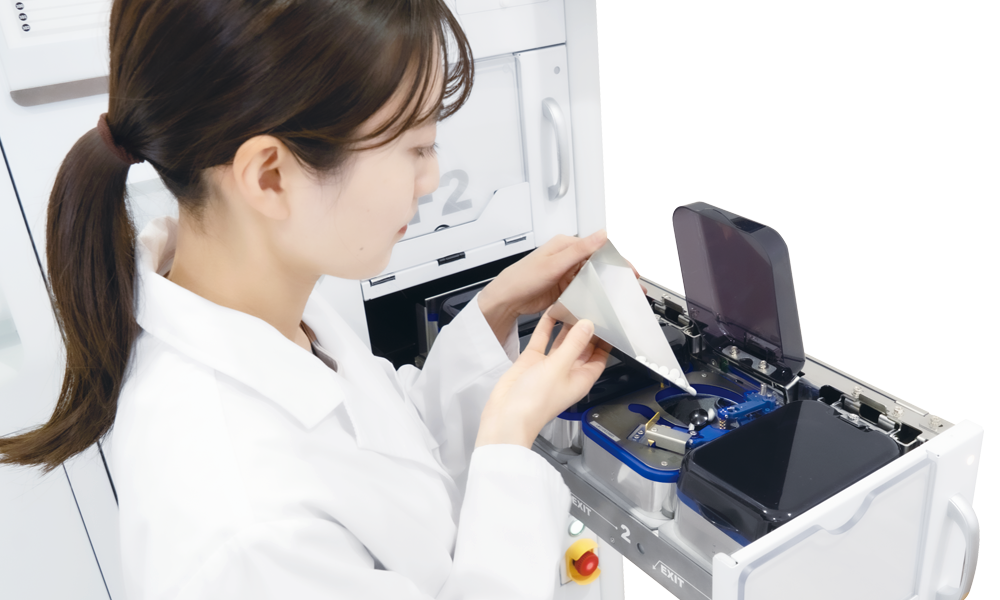 全自動錠剤分包機 Xana-2040UF ユニバーサルフィーダーに薬剤を投入する様子
